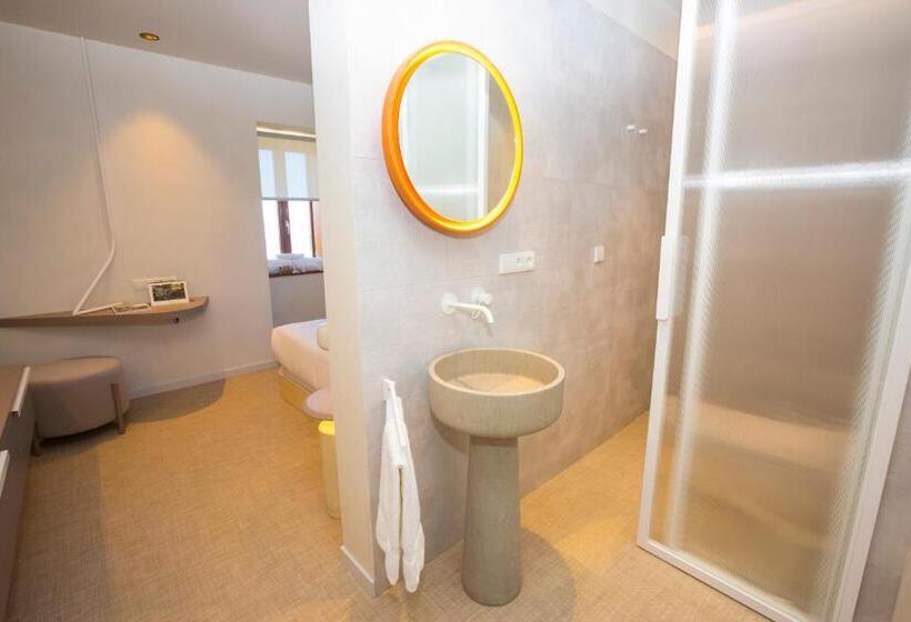 חדר דלוקס, Faro Lariño