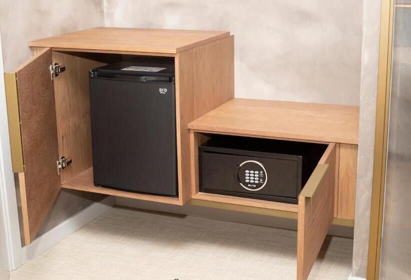 חדר סופריור, Faro Lariño