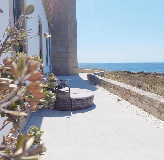 חדר סופריור, Faro Lariño