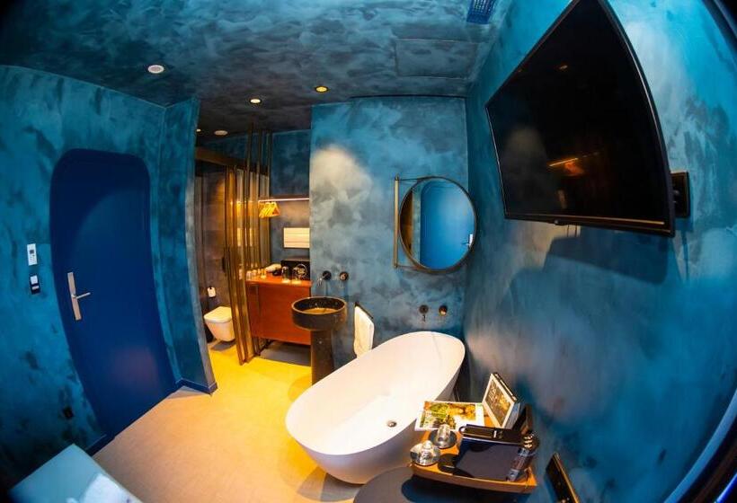 חדר סופריור, Faro Lariño