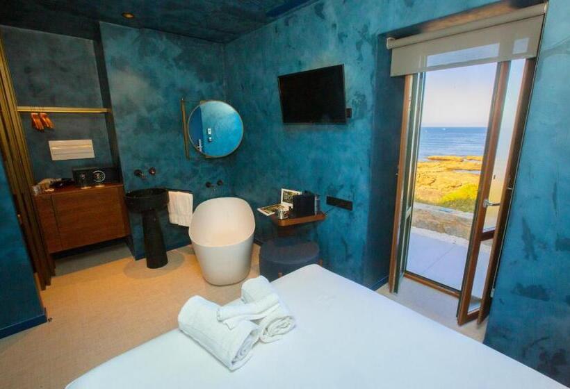 חדר סופריור, Faro Lariño