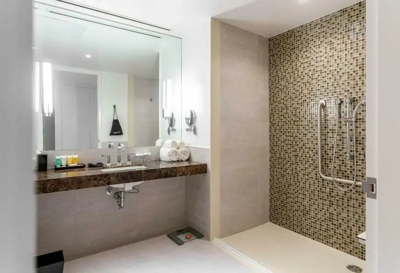 اتاق استاندارد با تخت بزرگ برای معلولان, Sutton Place Hotel Toronto