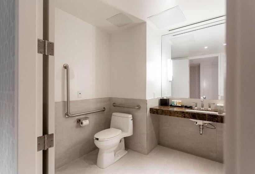 장애인을 위한 킹사이즈 침대 스탠다드 룸, Sutton Place Hotel Toronto