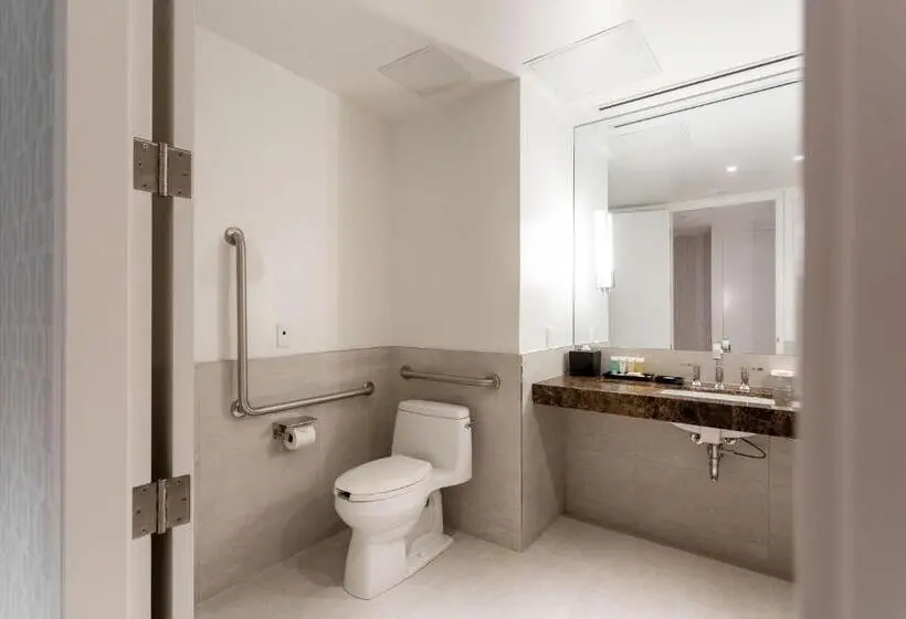 اتاق استاندارد با تخت بزرگ برای معلولان, Sutton Place Hotel Toronto