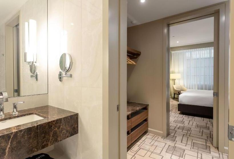 سوئیت رویال, Sutton Place Hotel Toronto