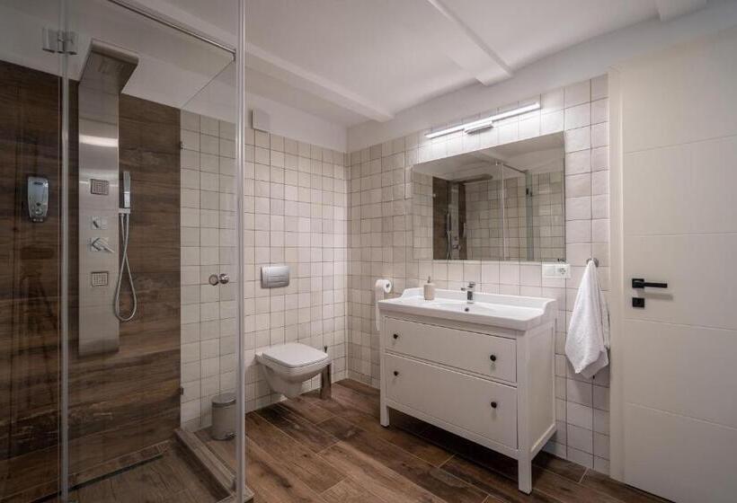 标准间, Rózsabors Hévíz