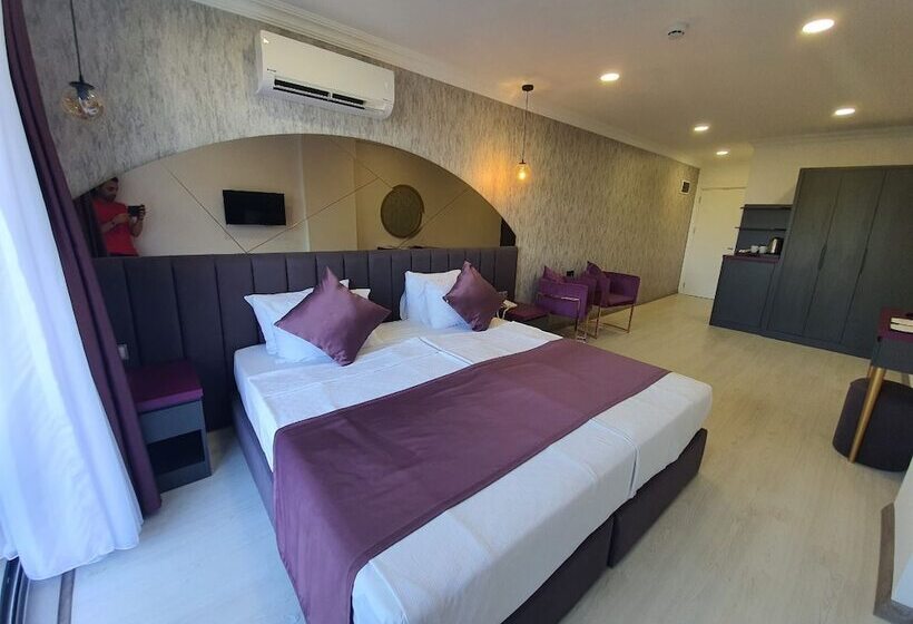 חדר מלכותי, Karikatur Bi