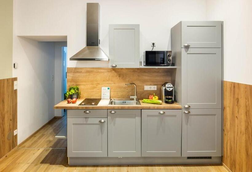 سوییت, Jimmy S Apartments Emerald