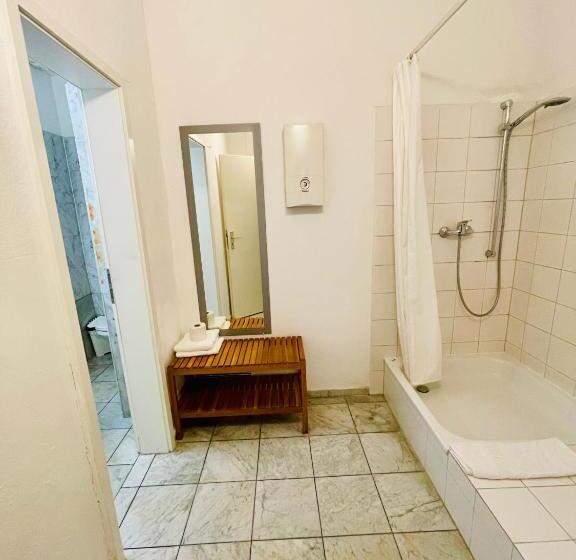 استودیوی سوپریور, Altstadthotel Hayk Am Rhein