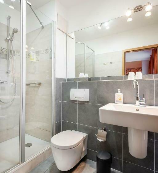 标准单人间, City