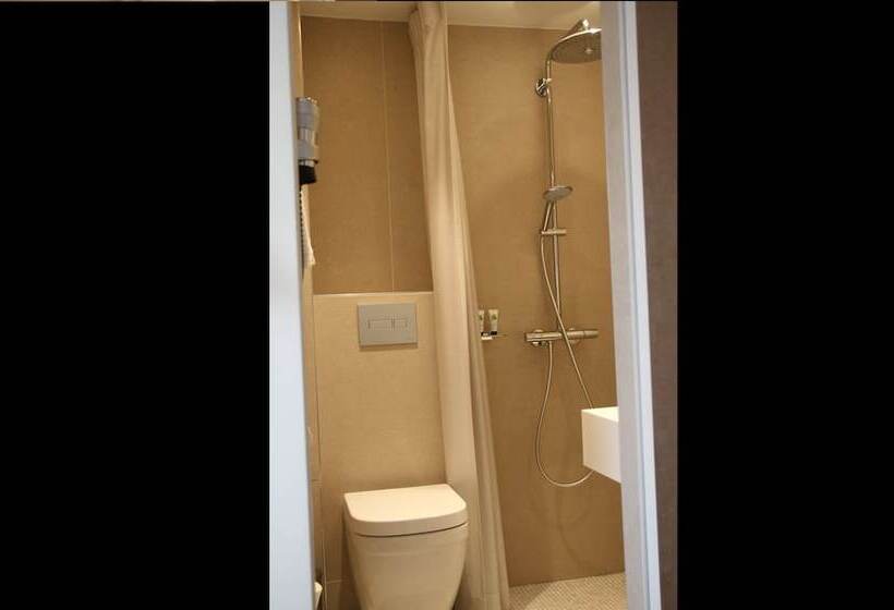 Quarto Estandar Individual, La Valiz