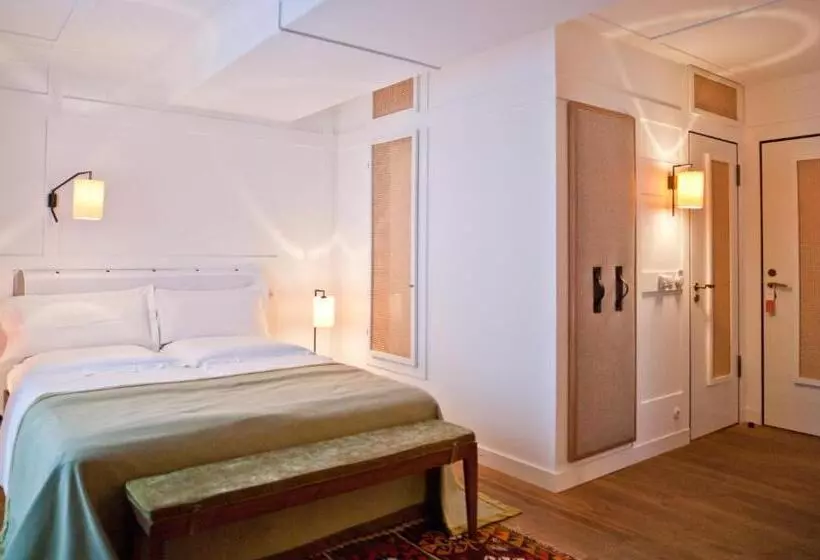Superior Interior Room, Louis