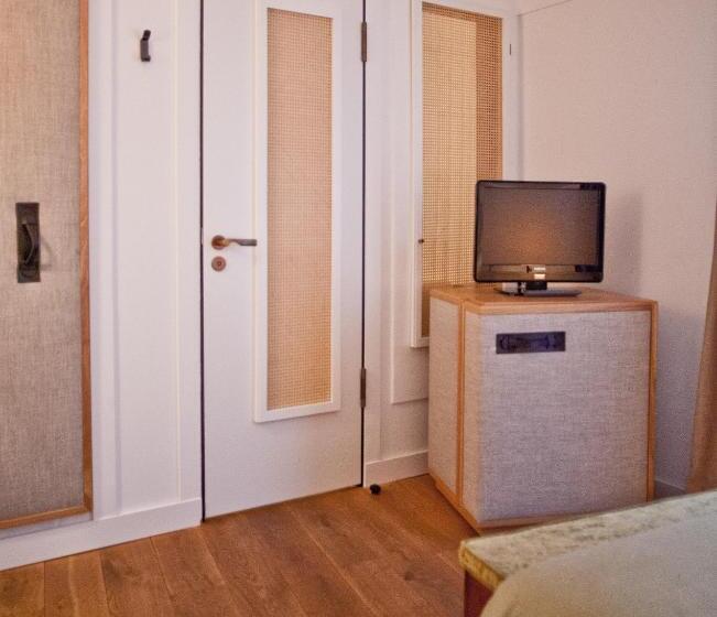 스탠다드 싱글 룸, Louis