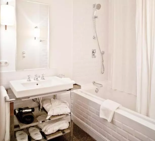 اتاق لوکس با چشم‌انداز, Louis