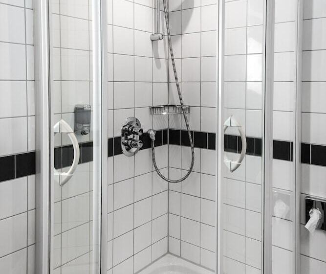 标准单人间, Nickisch