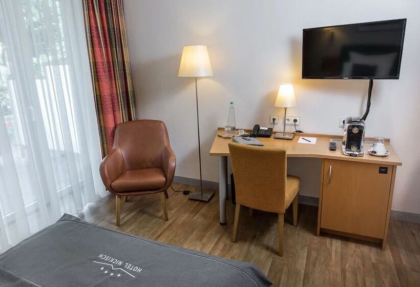 标准单人间, Nickisch