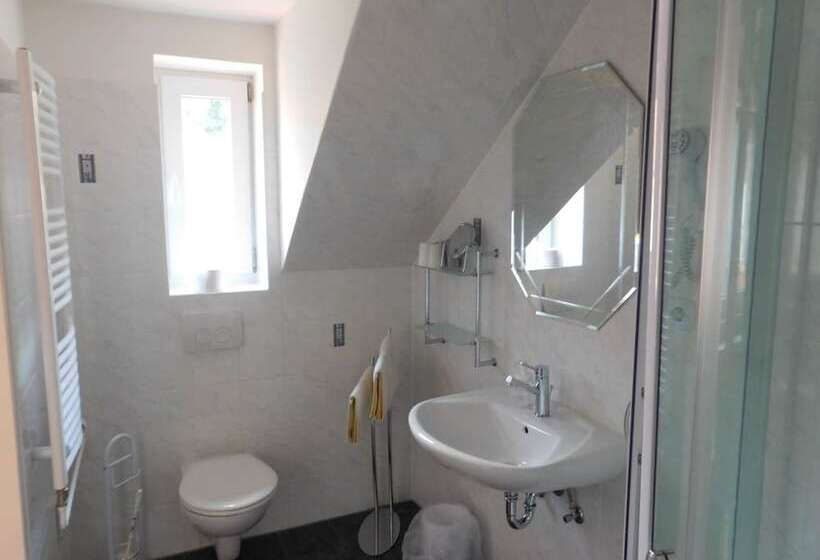 غرفة قياسية رباعية, Pension Am Kurmittelhaus