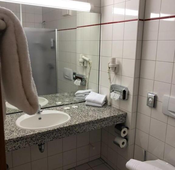 جناح جونيور, Tiptop Hotel Hirt