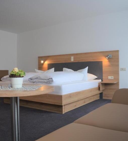 جناح جونيور, Tiptop Hotel Hirt