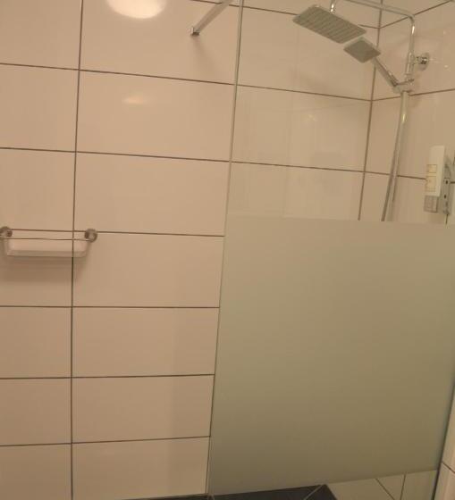 جناح جونيور, Tiptop Hotel Hirt