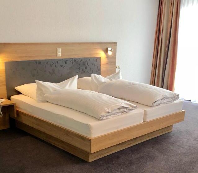 جناح جونيور, Tiptop Hotel Hirt