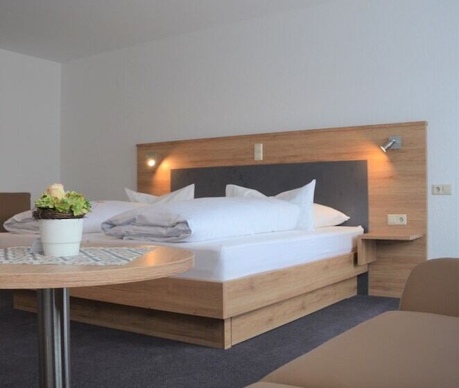 جناح جونيور, Tiptop Hotel Hirt