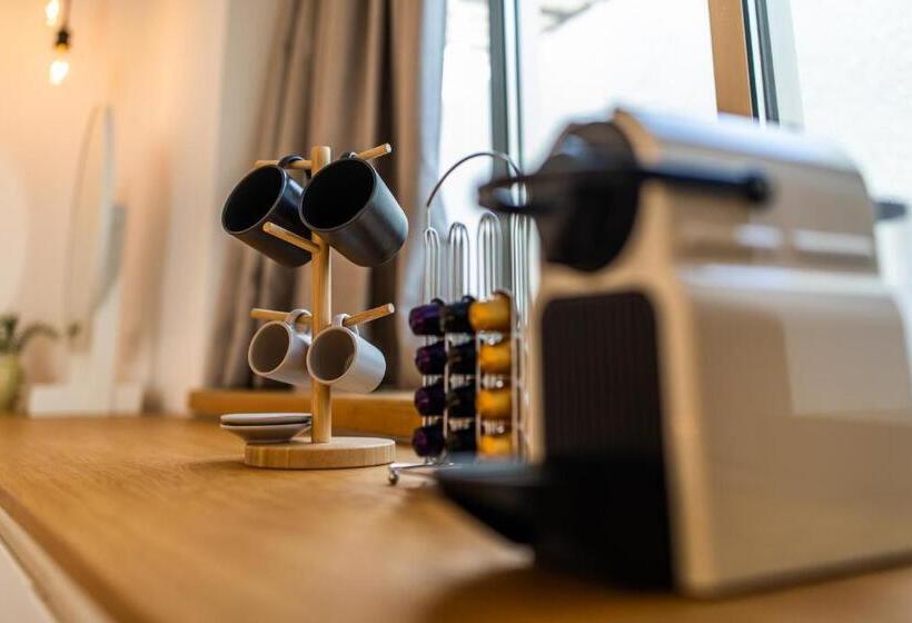 キングサイズベッドのスタンダードルーム, Rooms Unique Staying In Paphos Centre