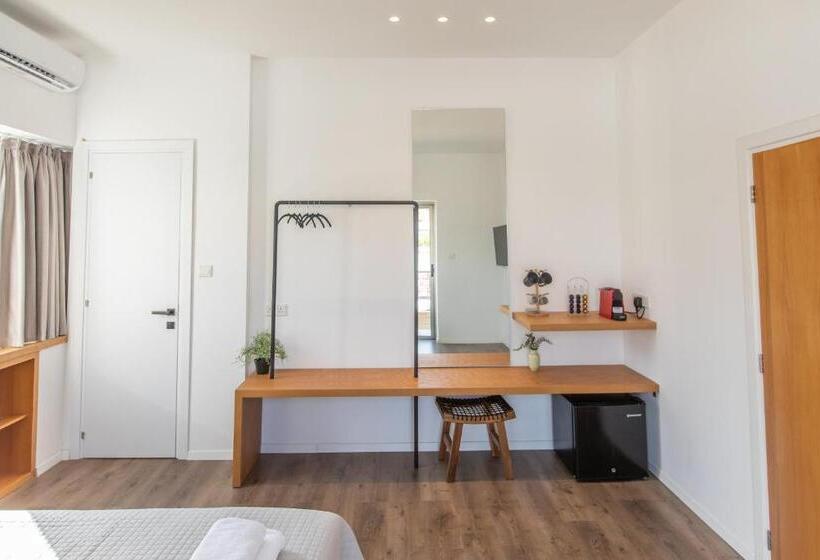 غرفة ديلوكس مزودة بشرفة, Rooms Unique Staying In Paphos Centre