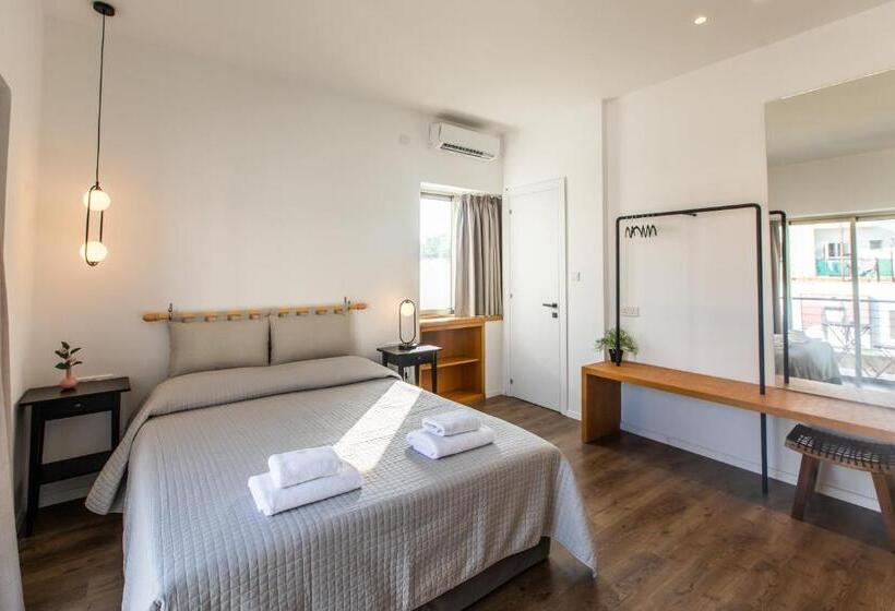 غرفة ديلوكس مزودة بشرفة, Rooms Unique Staying In Paphos Centre