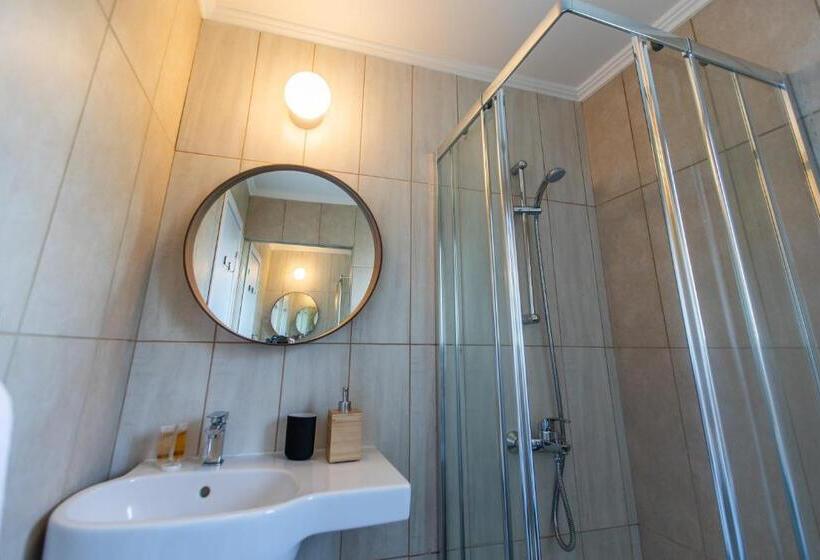 غرفة ديلوكس مزودة بشرفة, Rooms Unique Staying In Paphos Centre