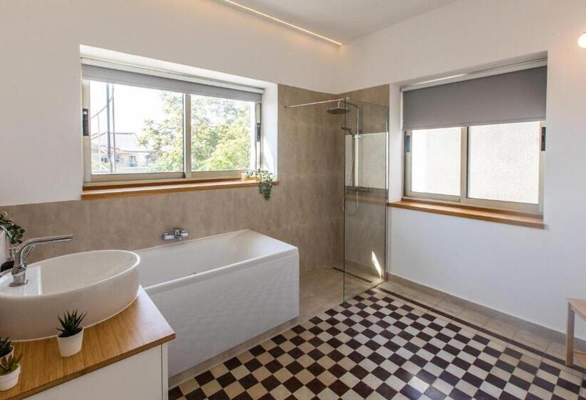 キングサイズベッドのスイートルーム, Rooms Unique Staying In Paphos Centre