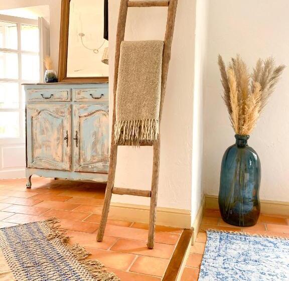 豪华海景房带阳台, L'effrontée