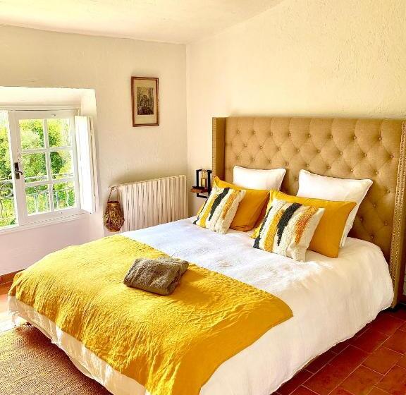 带阳台的豪华间, L'effrontée