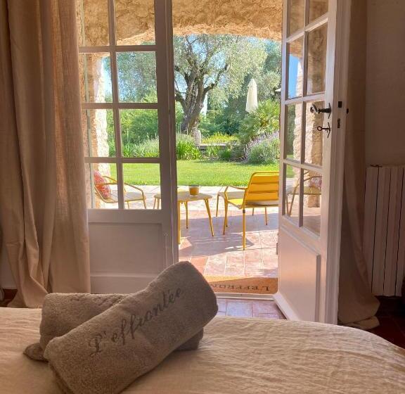 豪华房间, L'effrontée