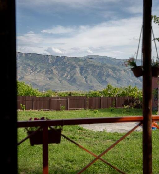 غرفة قياسية مطلة على الجبل, Noravank L And L