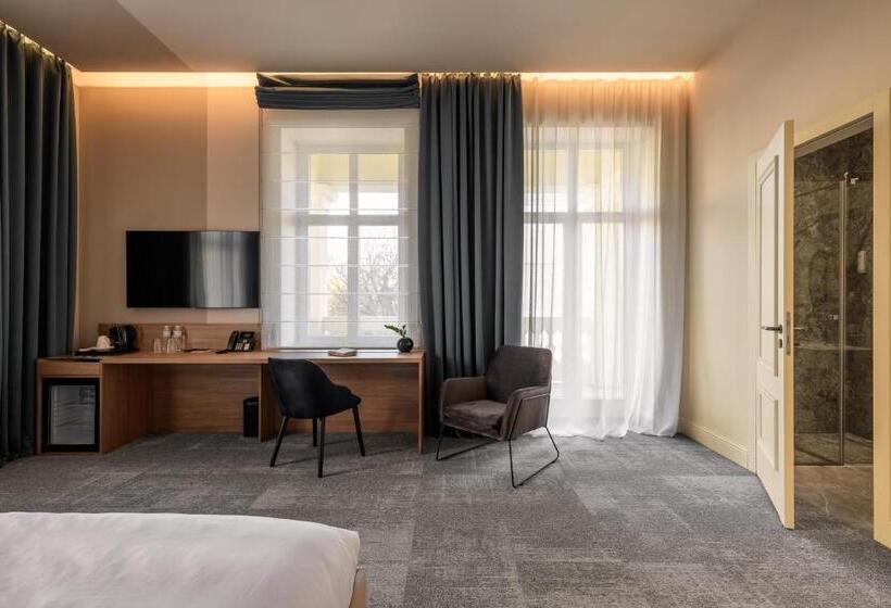 سوییت جونیور با بالکن, Maestral