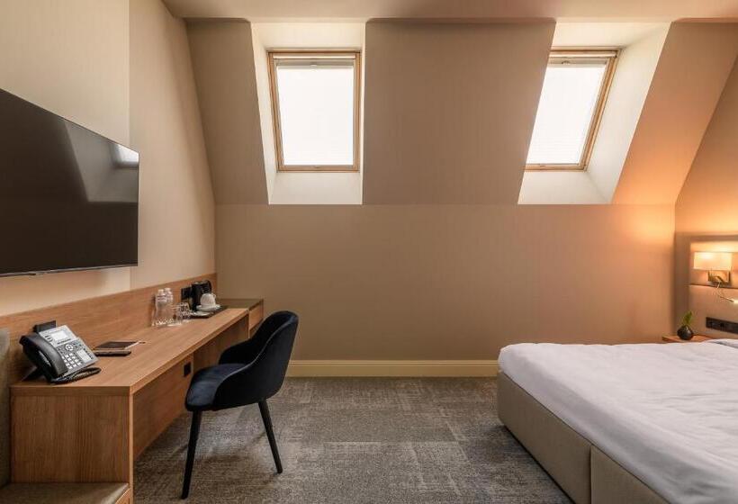 اتاق اکونومی, Maestral