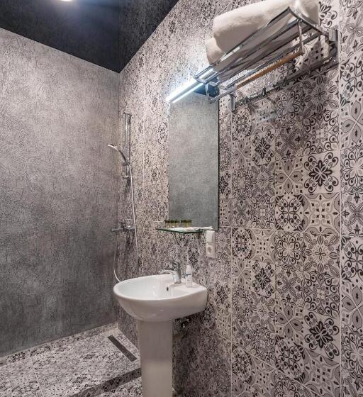 キングサイズベッドのスーペリアルーム, History • სასტუმრო ისტორია