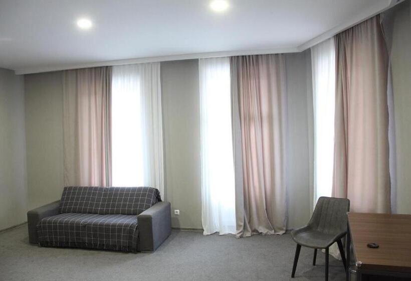 キングサイズベッドのスーペリアルーム, History • სასტუმრო ისტორია