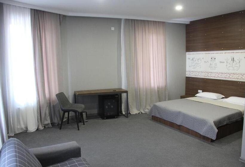 キングサイズベッドのスーペリアルーム, History • სასტუმრო ისტორია