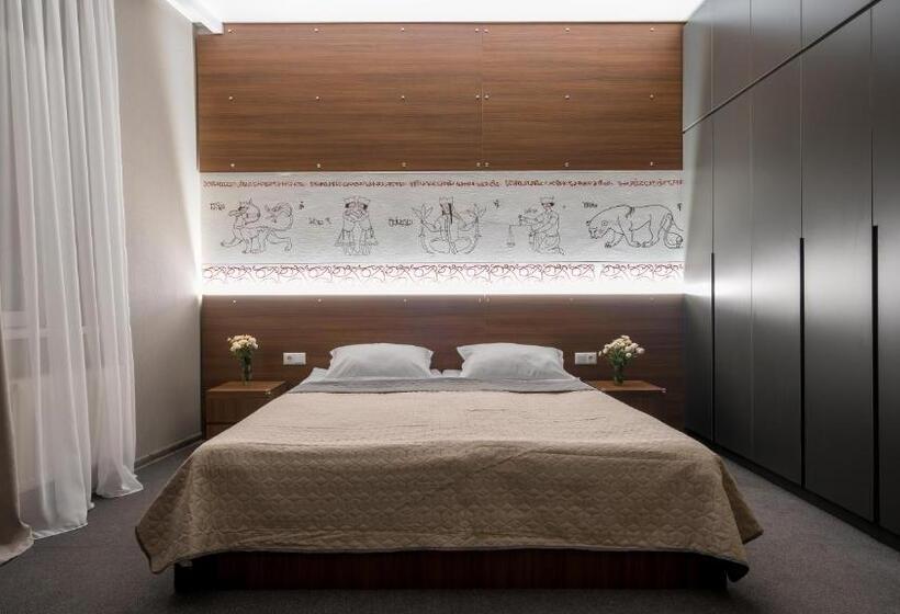 キングサイズベッドのスーペリアルーム, History • სასტუმრო ისტორია