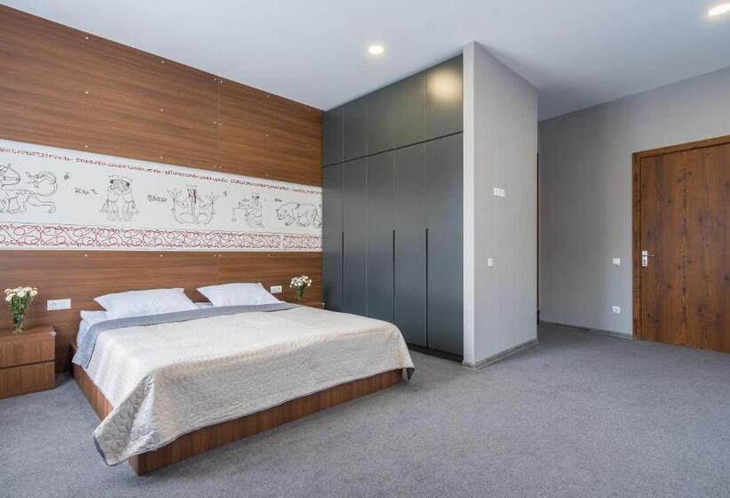 キングサイズベッドのスーペリアルーム, History • სასტუმრო ისტორია