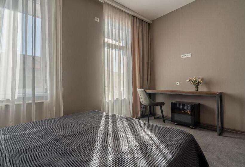 スタンダードトリプルルーム, History • სასტუმრო ისტორია