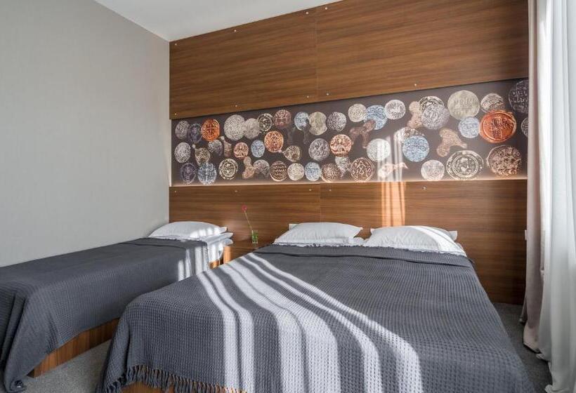 スタンダードトリプルルーム, History • სასტუმრო ისტორია