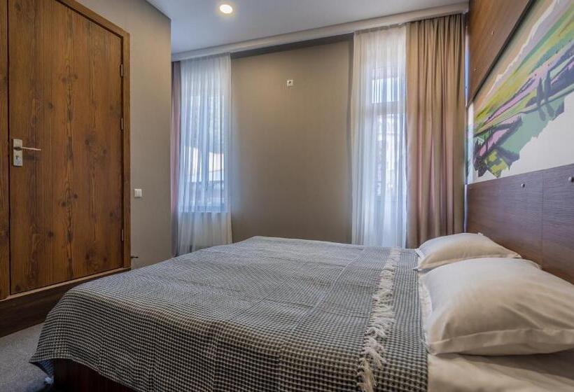 スタンダードルーム, History • სასტუმრო ისტორია