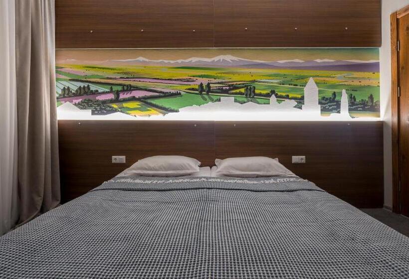 スタンダードルーム, History • სასტუმრო ისტორია