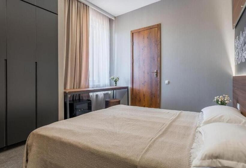 スタンダードルーム, History • სასტუმრო ისტორია