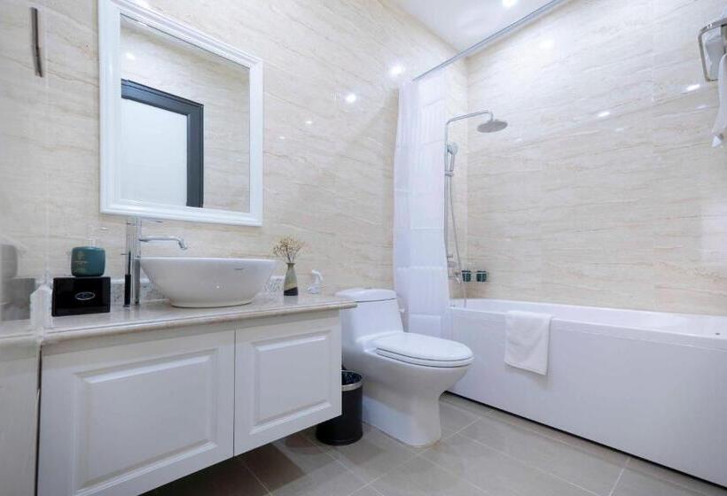 اتاق لوکس, Minh Long