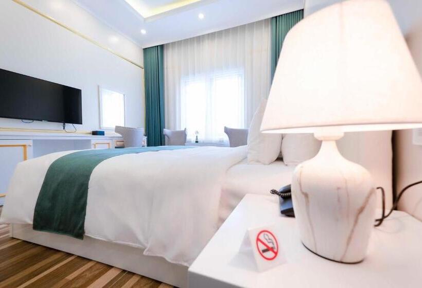 اتاق لوکس, Minh Long