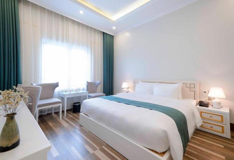 اتاق لوکس, Minh Long